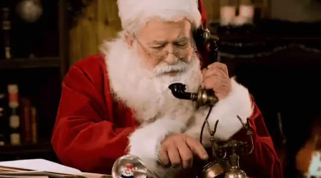 Babbo Natale che compone il numero di telefono