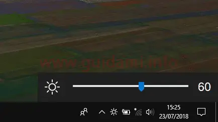 Pulsante Win10 BrightnessSlider nell'area di notifica della barra delle applicazioni di Windows10